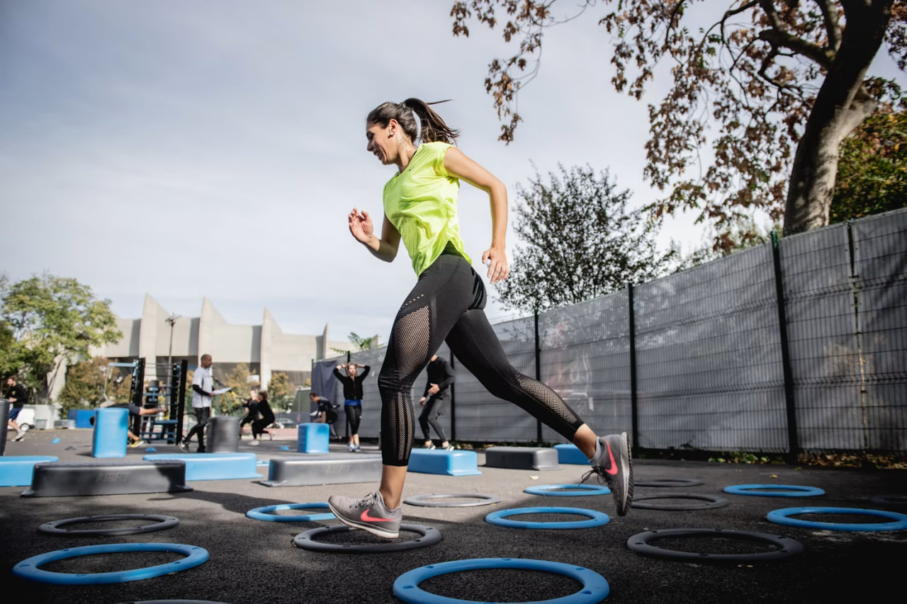 Grupo de personas compartiendo actividades al aire libre con estilo de vida activo